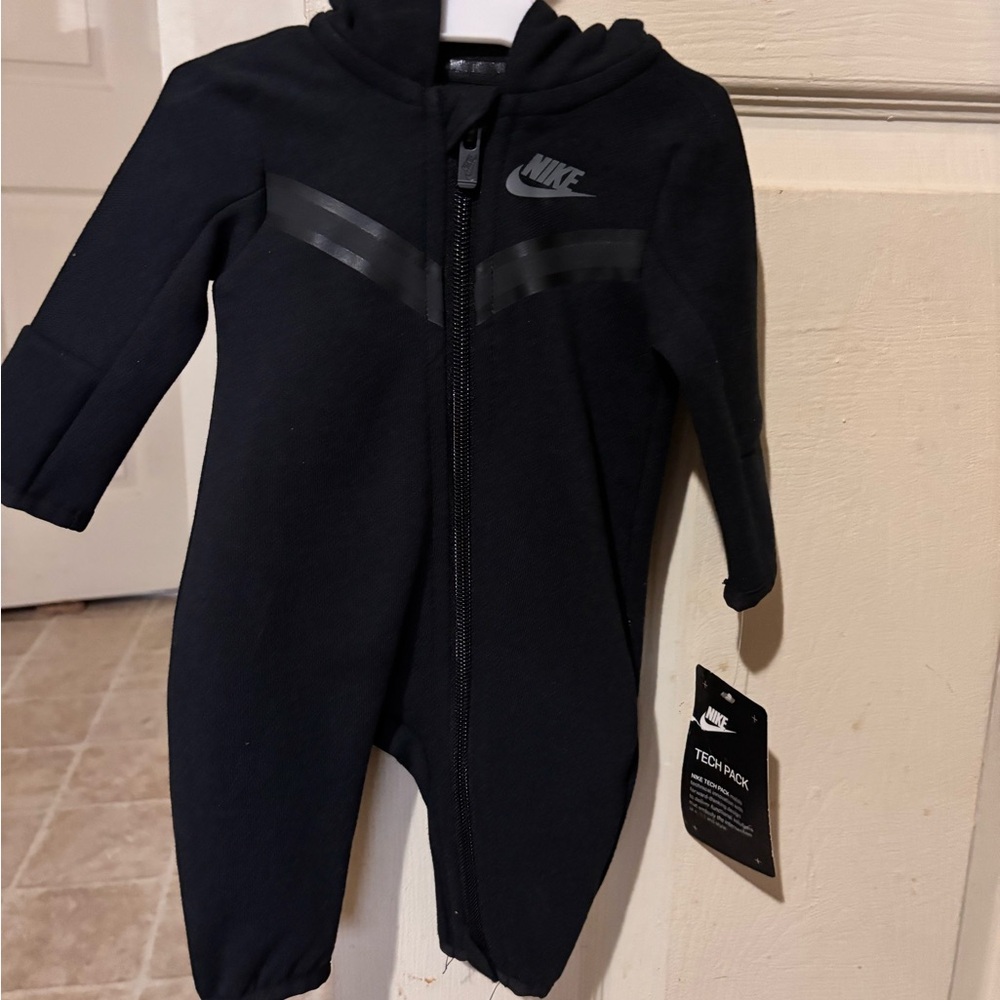 Nike Tech Newborn